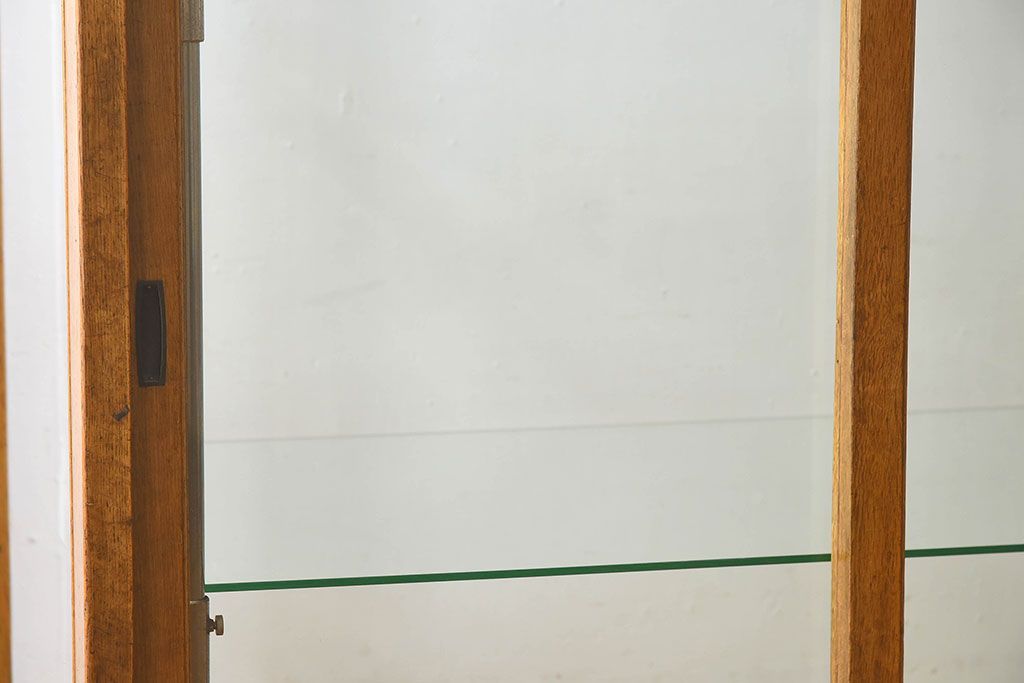 レトロ家具　昭和レトロ　大型　ナラ材　温かみのある雰囲気のガラスショーケース(飾り棚、陳列棚)