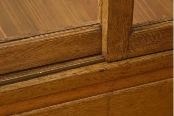 レトロ家具　昭和レトロ　大型　ナラ材　温かみのある雰囲気のガラスショーケース(飾り棚、陳列棚)