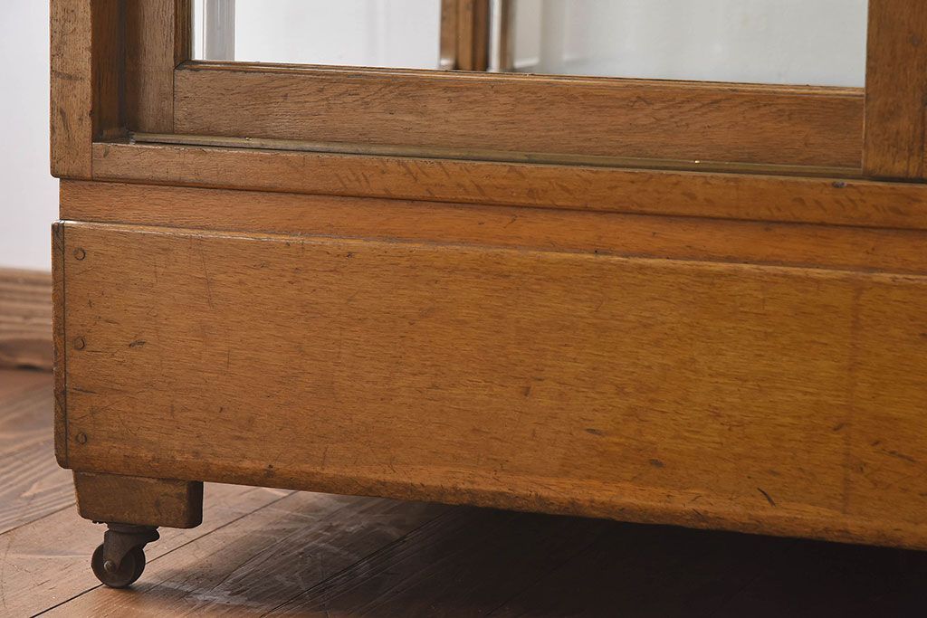 レトロ家具　昭和レトロ　大型　ナラ材　温かみのある雰囲気のガラスショーケース(飾り棚、陳列棚)