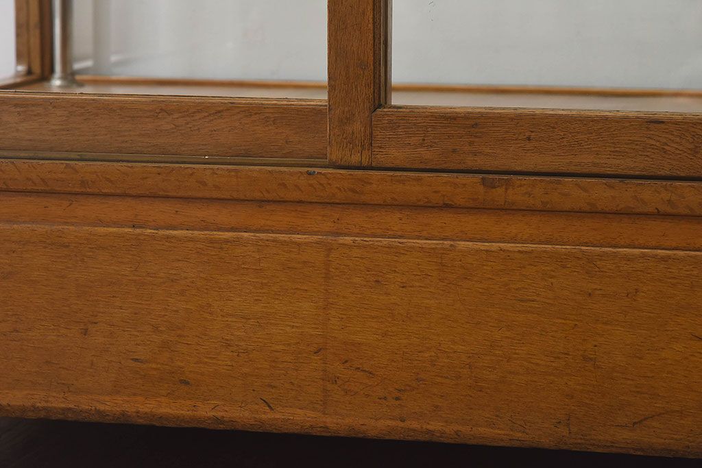 レトロ家具　昭和レトロ　大型　ナラ材　温かみのある雰囲気のガラスショーケース(飾り棚、陳列棚)