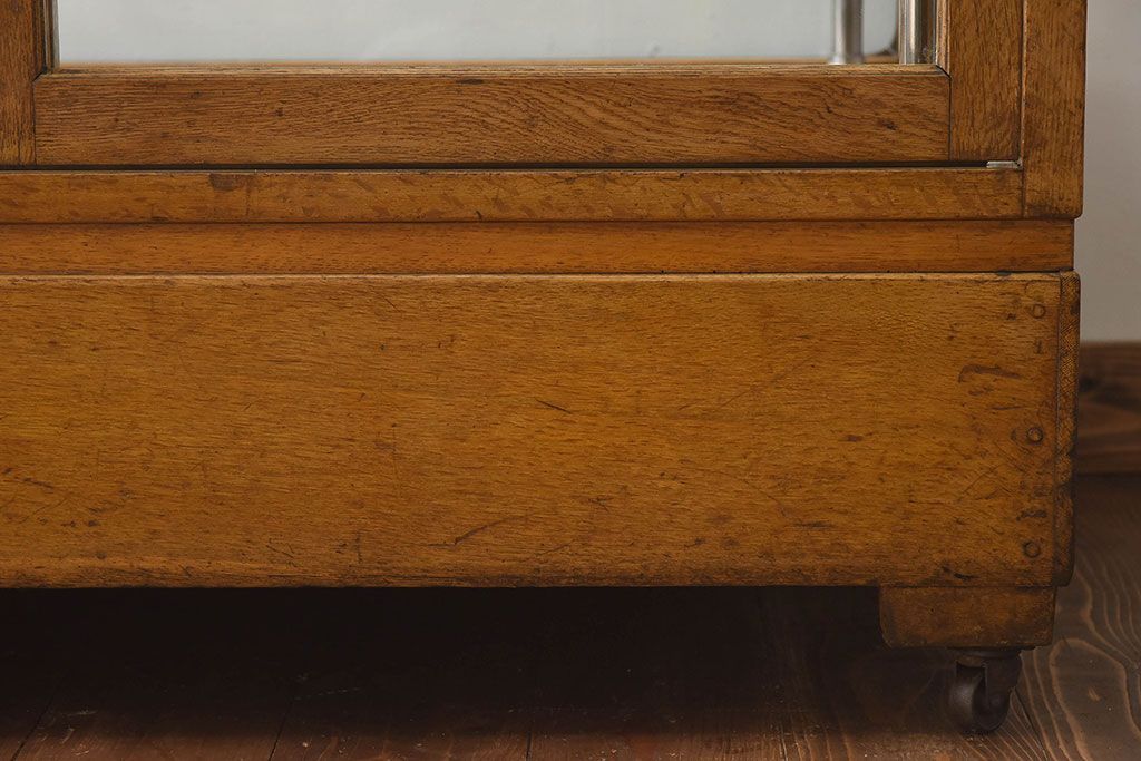 レトロ家具　昭和レトロ　大型　ナラ材　温かみのある雰囲気のガラスショーケース(飾り棚、陳列棚)