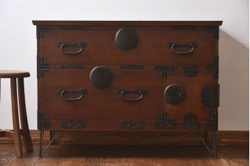 アンティーク家具　和製アンティーク　大きく立派な鋲が魅力的な箪笥ローボード(ローチェスト、引き出し)