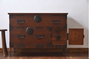 アンティーク家具　和製アンティーク　大きく立派な鋲が魅力的な箪笥ローボード(ローチェスト、引き出し)