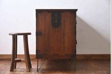 アンティーク家具　和製アンティーク　大きく立派な鋲が魅力的な箪笥ローボード(ローチェスト、引き出し)