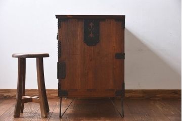 アンティーク家具　和製アンティーク　大きく立派な鋲が魅力的な箪笥ローボード(ローチェスト、引き出し)
