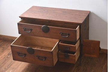 アンティーク家具　和製アンティーク　大きく立派な鋲が魅力的な箪笥ローボード(ローチェスト、引き出し)