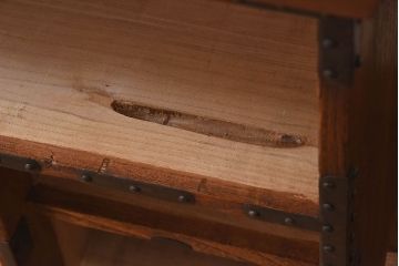 アンティーク家具　和製アンティーク　大きく立派な鋲が魅力的な箪笥ローボード(ローチェスト、引き出し)