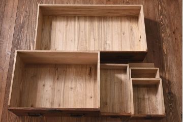 アンティーク家具　和製アンティーク　大きく立派な鋲が魅力的な箪笥ローボード(ローチェスト、引き出し)