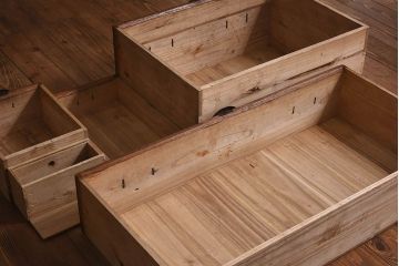 アンティーク家具　和製アンティーク　大きく立派な鋲が魅力的な箪笥ローボード(ローチェスト、引き出し)