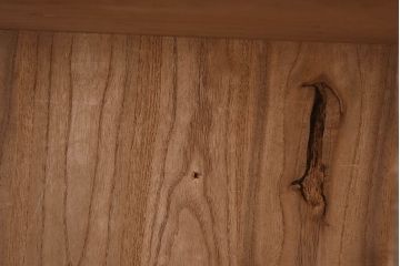 アンティーク家具　和製アンティーク　大きく立派な鋲が魅力的な箪笥ローボード(ローチェスト、引き出し)