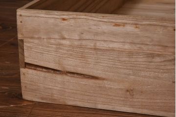 アンティーク家具　和製アンティーク　大きく立派な鋲が魅力的な箪笥ローボード(ローチェスト、引き出し)