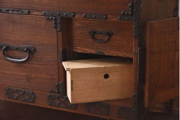 アンティーク家具　和製アンティーク　大きく立派な鋲が魅力的な箪笥ローボード(ローチェスト、引き出し)