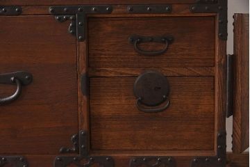 アンティーク家具　和製アンティーク　大きく立派な鋲が魅力的な箪笥ローボード(ローチェスト、引き出し)