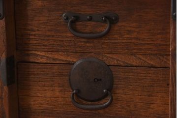 アンティーク家具　和製アンティーク　大きく立派な鋲が魅力的な箪笥ローボード(ローチェスト、引き出し)