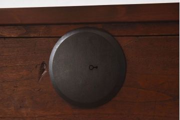 アンティーク家具　和製アンティーク　大きく立派な鋲が魅力的な箪笥ローボード(ローチェスト、引き出し)