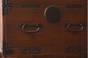 アンティーク家具　和製アンティーク　大きく立派な鋲が魅力的な箪笥ローボード(ローチェスト、引き出し)
