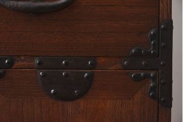 アンティーク家具　和製アンティーク　大きく立派な鋲が魅力的な箪笥ローボード(ローチェスト、引き出し)