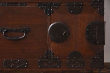 アンティーク家具　和製アンティーク　大きく立派な鋲が魅力的な箪笥ローボード(ローチェスト、引き出し)