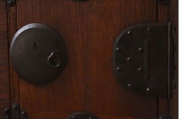 アンティーク家具　和製アンティーク　大きく立派な鋲が魅力的な箪笥ローボード(ローチェスト、引き出し)