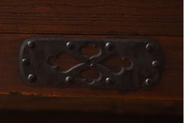アンティーク家具　和製アンティーク　大きく立派な鋲が魅力的な箪笥ローボード(ローチェスト、引き出し)