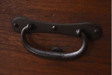 アンティーク家具　和製アンティーク　大きく立派な鋲が魅力的な箪笥ローボード(ローチェスト、引き出し)