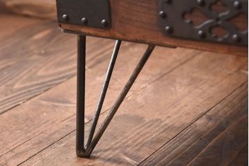 アンティーク家具　和製アンティーク　大きく立派な鋲が魅力的な箪笥ローボード(ローチェスト、引き出し)