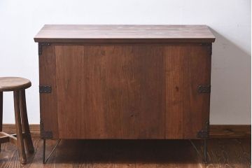 アンティーク家具　和製アンティーク　大きく立派な鋲が魅力的な箪笥ローボード(ローチェスト、引き出し)