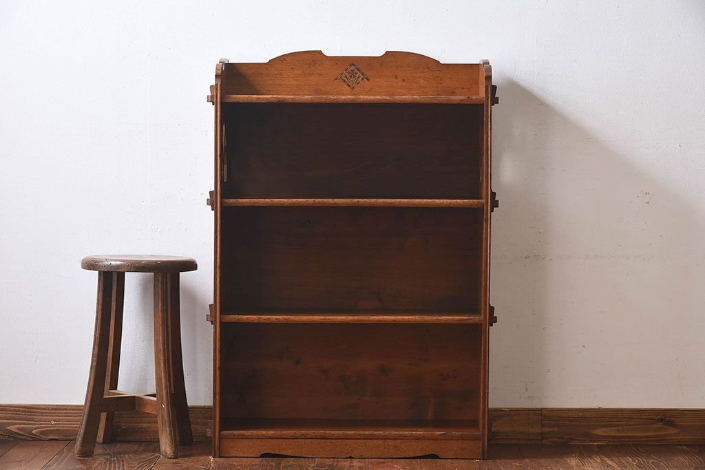 アンティーク家具　和製アンティーク　お洒落な透かし彫り入りブックケース(本棚、飾り棚、陳列棚)