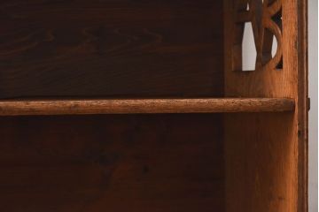 アンティーク家具　和製アンティーク　お洒落な透かし彫り入りブックケース(本棚、飾り棚、陳列棚)