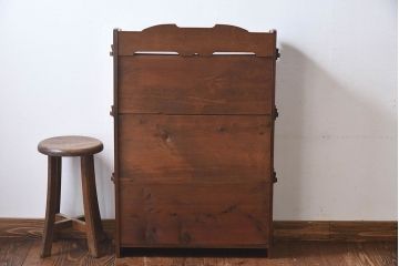 アンティーク家具　和製アンティーク　お洒落な透かし彫り入りブックケース(本棚、飾り棚、陳列棚)