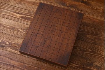 アンティーク雑貨　和製アンティーク　ケヤキ材　味わい深い風合いの将棋盤(花台、飾り台)