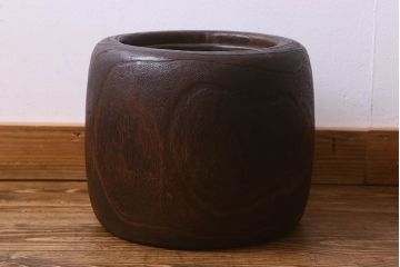 アンティーク雑貨　和製アンティーク　深みのある木味が魅力的な桐火鉢(丸火鉢、木製火鉢、鉢カバー)