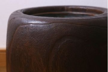 アンティーク雑貨　和製アンティーク　深みのある木味が魅力的な桐火鉢(丸火鉢、木製火鉢、鉢カバー)