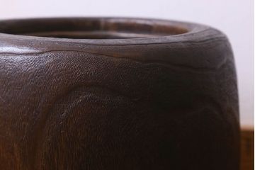 アンティーク雑貨　和製アンティーク　深みのある木味が魅力的な桐火鉢(丸火鉢、木製火鉢、鉢カバー)