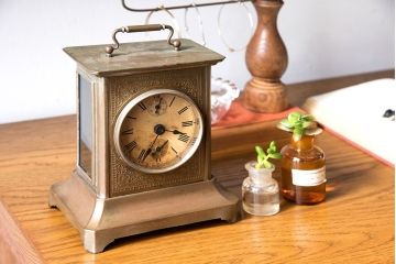 アンティーク雑貨　昭和初期　SEIKO(セイコー)　シックなデザインのゼンマイ式置時計
