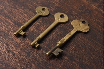 アンティーク雑貨　イギリスアンティーク　シャビーな質感が味わい深いキー(鍵、カギ)3本セット(3)