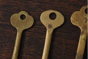 アンティーク雑貨　イギリスアンティーク　シャビーな質感が味わい深いキー(鍵、カギ)3本セット(3)