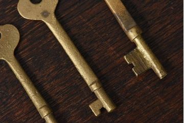 アンティーク雑貨　イギリスアンティーク　シャビーな質感が味わい深いキー(鍵、カギ)3本セット(3)