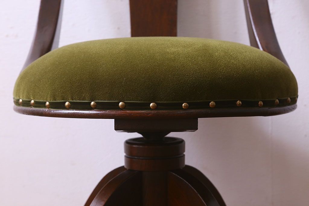 アンティーク家具　和製アンティーク　栗材　シックな雰囲気漂う回転イス(椅子、チェア、ワークチェア)