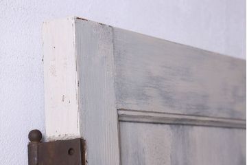 ペイント家具　チェッカーガラス入り　シャビーな風合いが魅力的な木製ドア(扉)