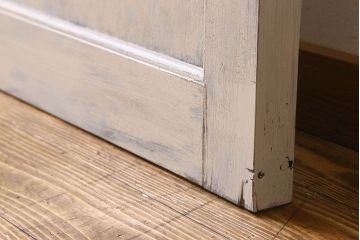 ペイント家具　チェッカーガラス入り　シャビーな風合いが魅力的な木製ドア(扉)