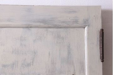 ペイント家具　チェッカーガラス入り　シャビーな風合いが魅力的な木製ドア(扉)