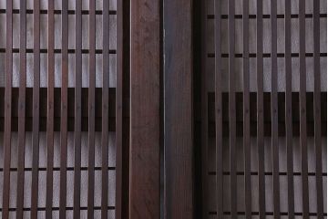 和製アンティーク　腰板ケヤキ材　モダン 裏障子付きの帯格子戸(引き戸、建具)2枚組