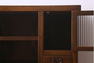 アンティーク家具　和製アンティーク　前面ケヤキ材　杢目が魅力的な小振りの戸棚(収納棚、食器棚、チェスト)