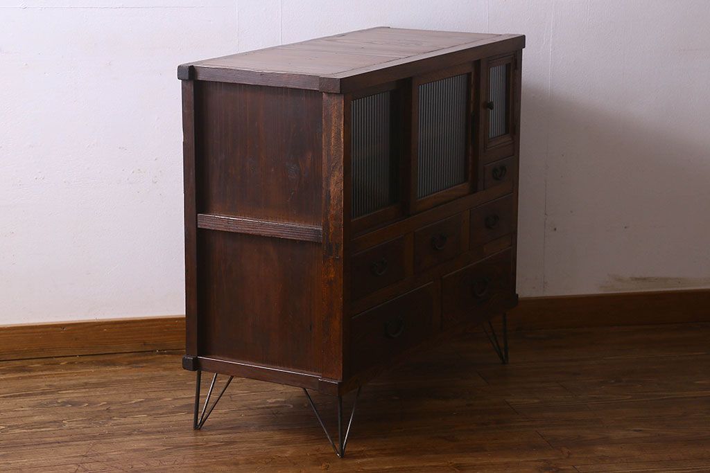 アンティーク家具　和製アンティーク　前面ケヤキ材　杢目が魅力的な小振りの戸棚(収納棚、食器棚、チェスト)