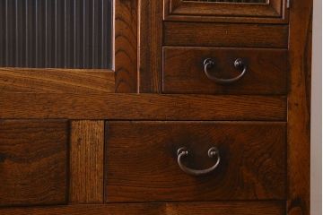 アンティーク家具　和製アンティーク　前面ケヤキ材　杢目が魅力的な小振りの戸棚(収納棚、食器棚、チェスト)