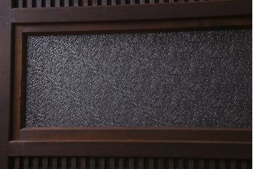 和製アンティーク　腰板ケヤキ材　深みのある色合いのガラス入り格子戸(引き戸、ガラス帯戸)2枚セット