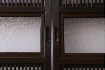 和製アンティーク　腰板ケヤキ材　深みのある色合いのガラス入り格子戸(引き戸、ガラス帯戸)2枚セット