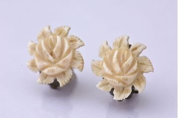 アンティーク雑貨　ビンテージ　バラのレリーフのイヤリング
