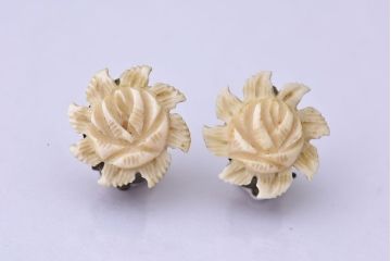 アンティーク雑貨　ビンテージ　バラのレリーフのイヤリング